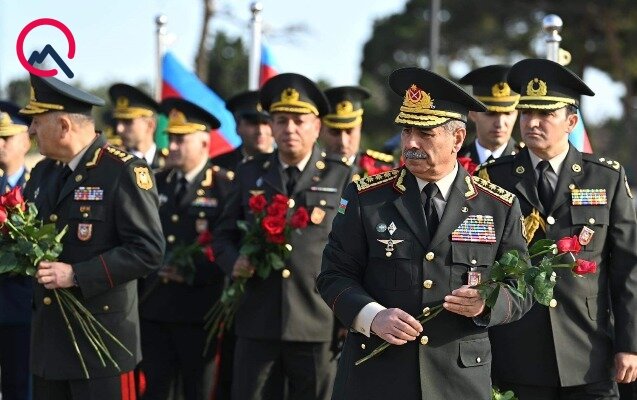 Müdafiə Nazirliyinin rəhbər heyəti Şəhidlər xiyabanını ziyarət etdi - Foto