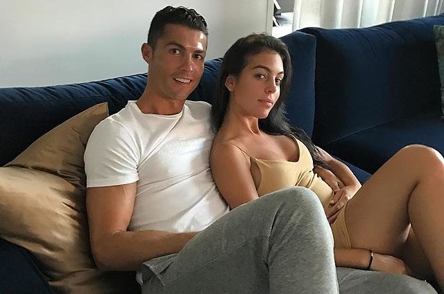 Ronaldo gələcək həyat yoldaşının internetdən bu fotolarını sildirir