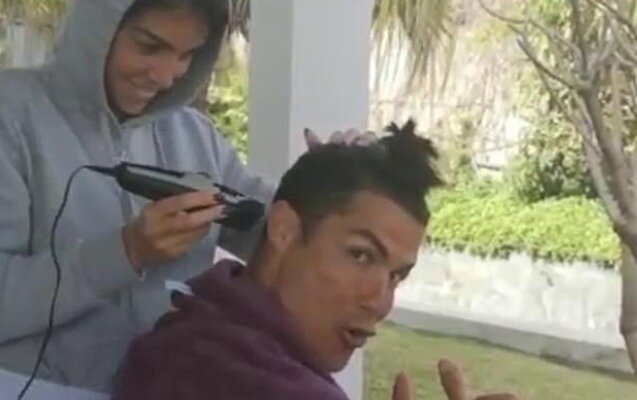 Sevgilisi Ronaldonun saçını qırxdı — VİDEO