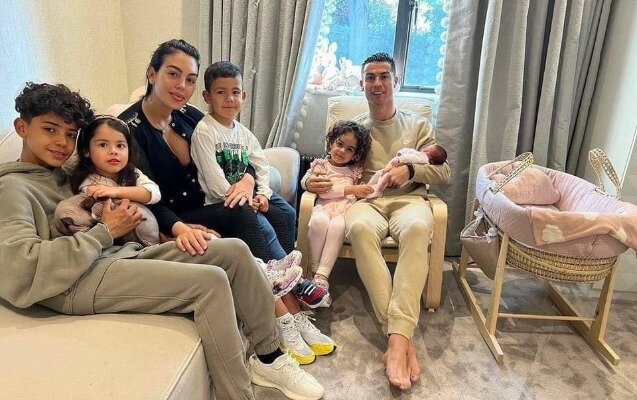 Ronaldo yeni doğulan övladı ilə fotosunu paylaşdı
