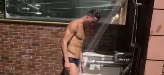 Ronaldo canlı yayımda duş aldı