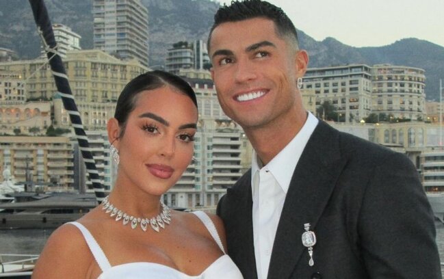 Ronaldo Corcinanı hədiyyə yağışına tutub