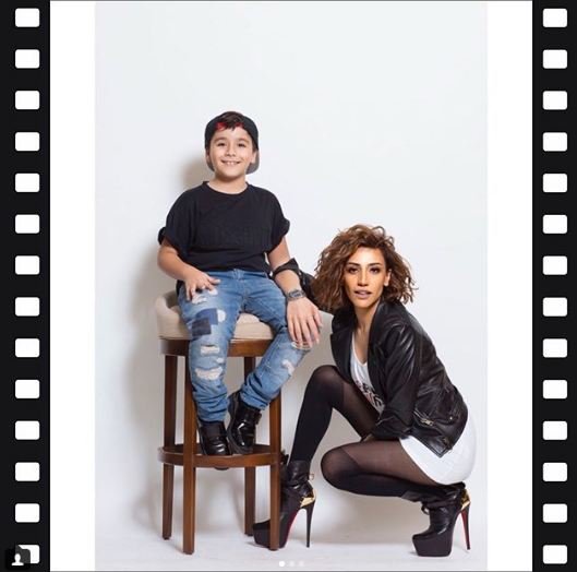 Röya Ayxan mini ətəkdə oğlu ilə kamera qarşısına keçdi - FOTO