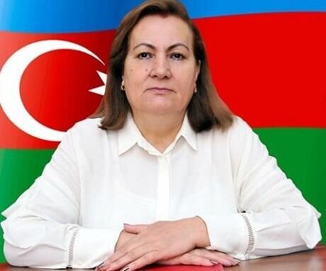 Bakıda müəllim dərsdə dırnaqlarını manikür edir? - FOTO