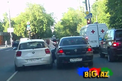 Rusiyada sürücüsünün özbaşınalığı - VİDEO