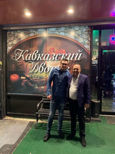 Эмигрировавший в США азербайджанский певец работает в ресторане – ФОТО