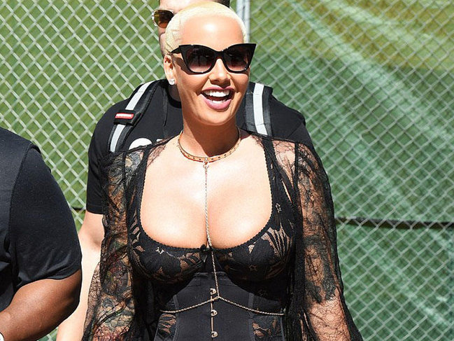 Məşhur müğənni "Fahişələr yürüşü"nə qatıldı - FOTOLAR