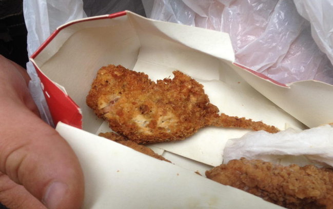 Böyük qalmaqal: KFC restoranında qızardılmış siçan satıldı - FOTO
