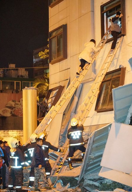 Tayvanda güclü zəlzələ nəticəsində otel uçdu: 2 ölü, 219 yaralı - FOTOLAR