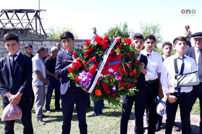 Ötən gün şəhid olan hərbçimizin dəfnindən ürəkparçalayan FOTOLAR