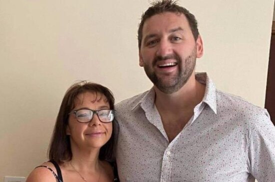 Səyahətdən qayıdan kişi həyat yoldaşını TANIMADI - FOTOLAR