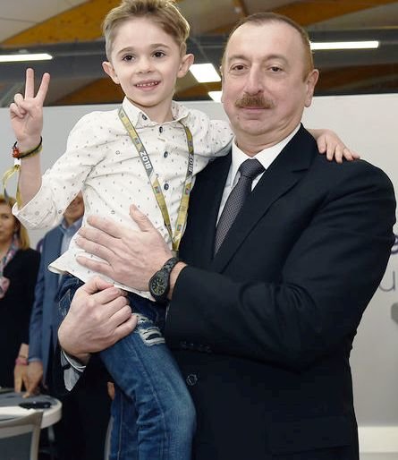 Prezident İlham Əliyevi görmək üçün ağlayan uşaq arzusuna çatdı - FOTOLAR