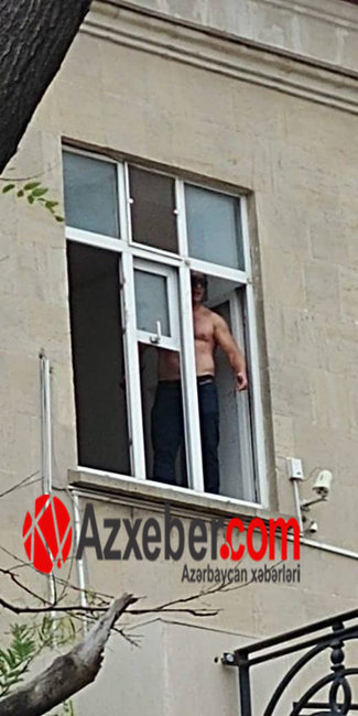 Bakıda vətəndaş soyunub "Qaçqınkom"un binasına çıxdı: "Özümü atacam..." - FOTOLAR