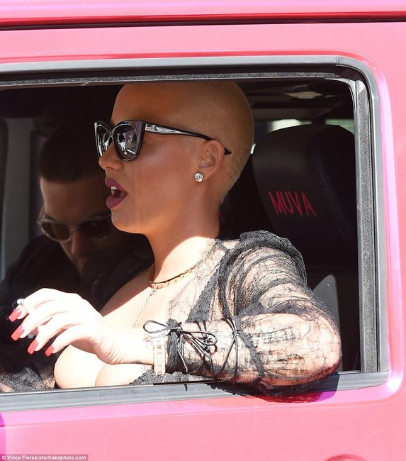 Məşhur müğənni "Fahişələr yürüşü"nə qatıldı - FOTOLAR