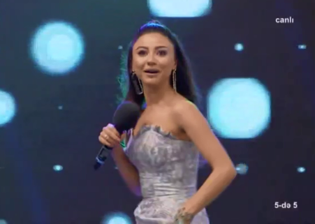 Ayselin canlı efirdə paltarı ilişdi: az qaldı cırıla - FOTOLAR
