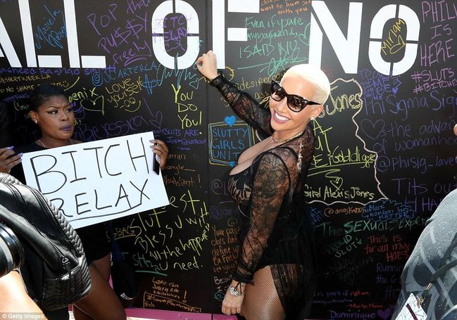 Məşhur müğənni "Fahişələr yürüşü"nə qatıldı - FOTOLAR