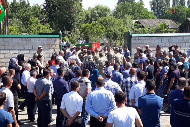 Ötən gün şəhid olan hərbçimizin dəfnindən ürəkparçalayan FOTOLAR