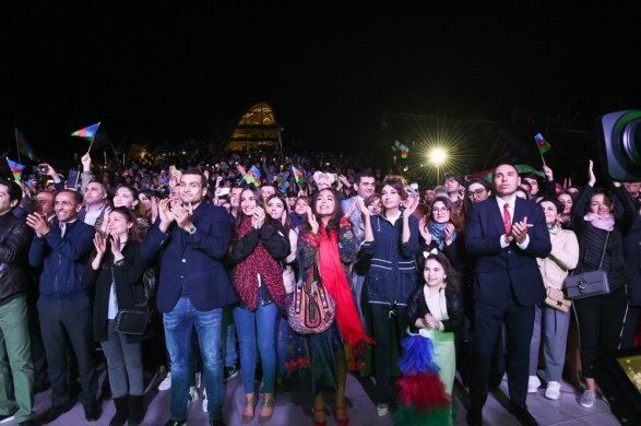 Prezident İlham Əliyev ailə üzvləri ilə birlikdə konsertdə - FOTOLAR