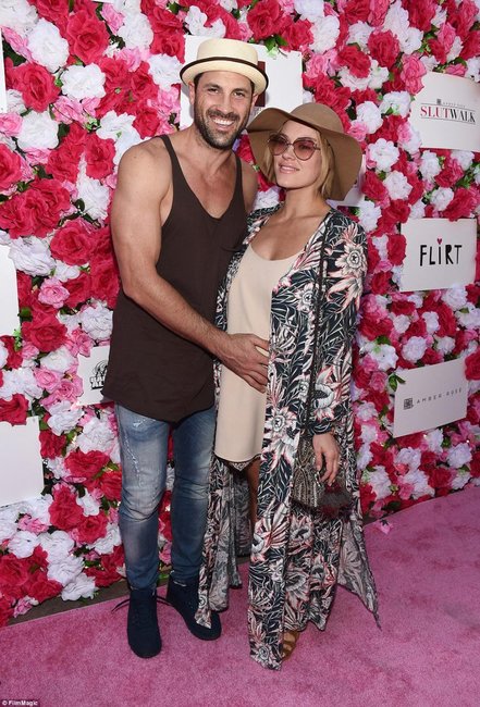 Məşhur müğənni "Fahişələr yürüşü"nə qatıldı - FOTOLAR