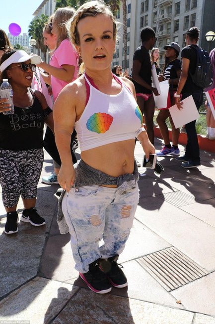 Məşhur müğənni "Fahişələr yürüşü"nə qatıldı - FOTOLAR