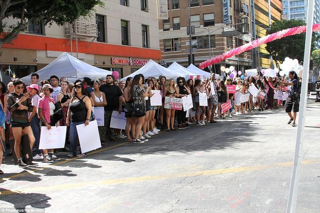 Məşhur müğənni "Fahişələr yürüşü"nə qatıldı - FOTOLAR