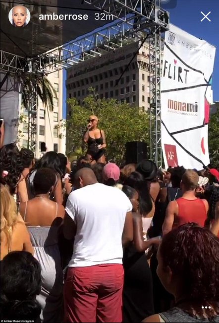 Məşhur müğənni "Fahişələr yürüşü"nə qatıldı - FOTOLAR