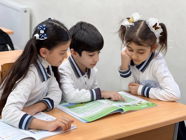 ELMİN NURİ: "Uşaqların eyni parta arxasında oturarkən bir-birindən seçilməməsi onların münasibətində də mühüm rol oynayır"