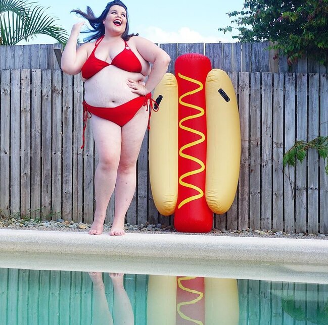 Bikinidə gəzməyə utanmayan KÖK QADINLAR - FOTOLAR