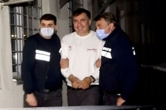 Saakaşvili aclıq aksiyasını dayandırıb: O, bal və təbii şirələr sifariş edib