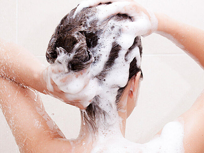 Saçını tez-tez yuyanlara pis xəbər - Mütəxəssislər xəbərdarlıq edir