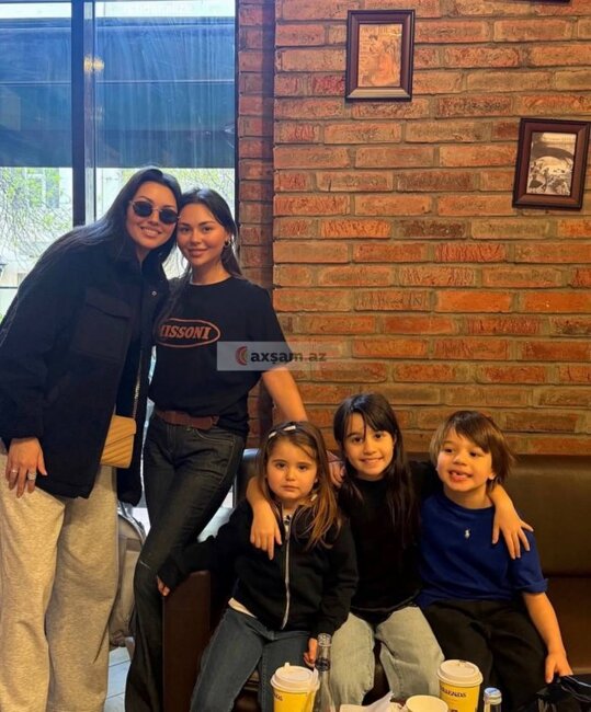 Safurə bacısı ilə - Foto