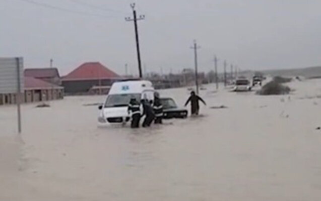 Təcili yardım maşını da suda batdı - Video