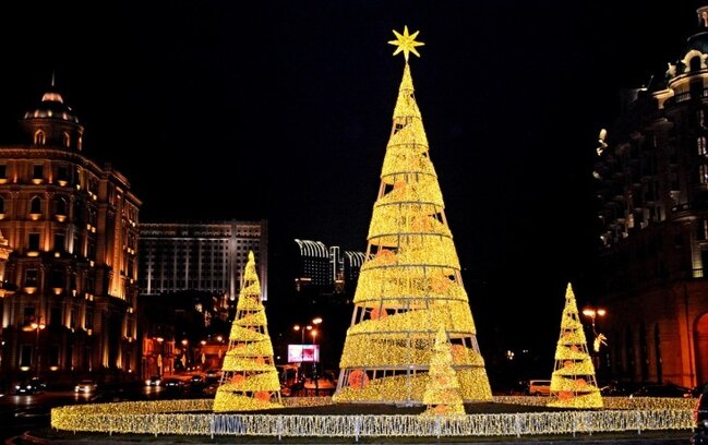 Şəhərdə Şaxta baba tapılmır - 90 manat rüsuma görə