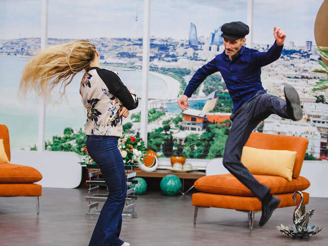 Canlı yayımda aparıcıya zarafat etdilər, əsəbiləşdi - FOTO - VİDEO