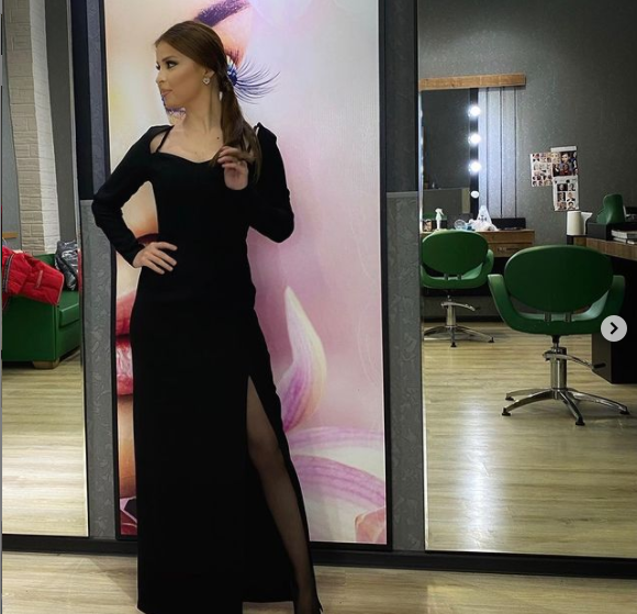Sevda Yəhyayeva dərin yarıqlı libası ilə DİQQƏT ÇƏKDİ