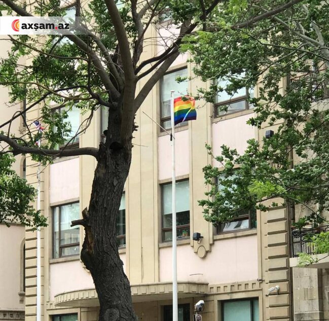 Bakıda səfirlik binasından LGBT bayrağı asıldı - FOTOLAR