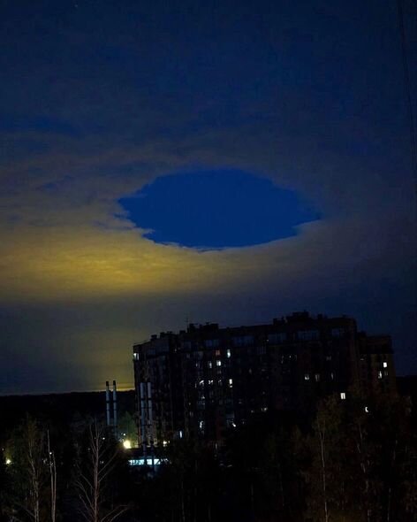 Rusiyada səmada açılan dəlik insanları heyrətləndirdi - FOTO