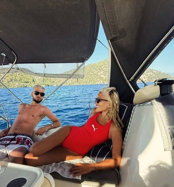 Seren Serengil azərbaycanlı gənclə yaxtada belə görüntüləndi - Fotolar