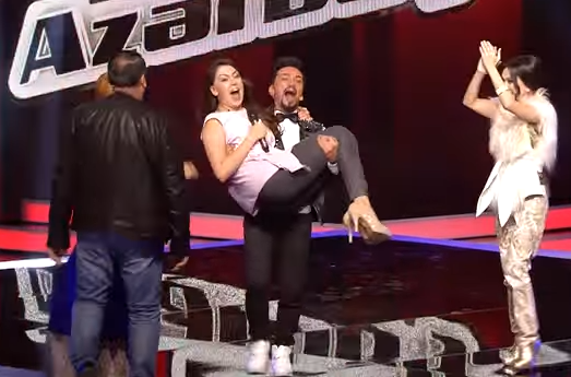 Faiq Ağayev səhnədə iştirakçını qucağına aldı - Video