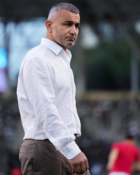 Qurban Qurbanovun geyimi müzakirə yaratdı: "Məclis geyiminə oxşayır" - VİDEO