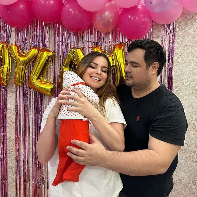 Sevda qızı və əri ilə…