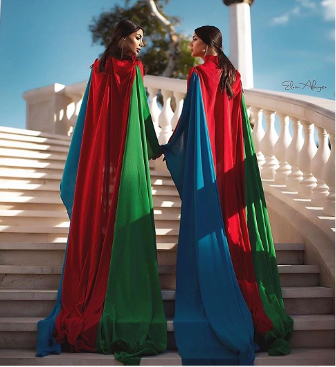Bayrağı yerlə sürüdülər - Əkiz bacılardan BİABIRÇI FOTO