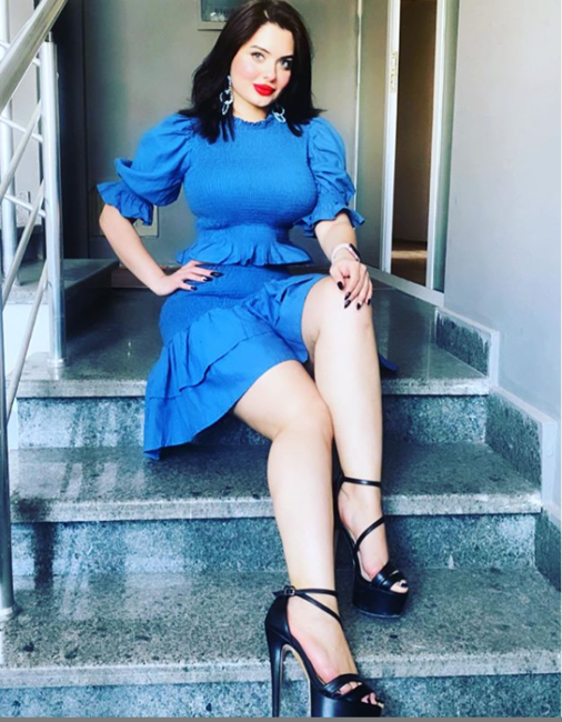 Minadan saxtakarlıq – Belini fotoşopla o qədər incəltdi ki...