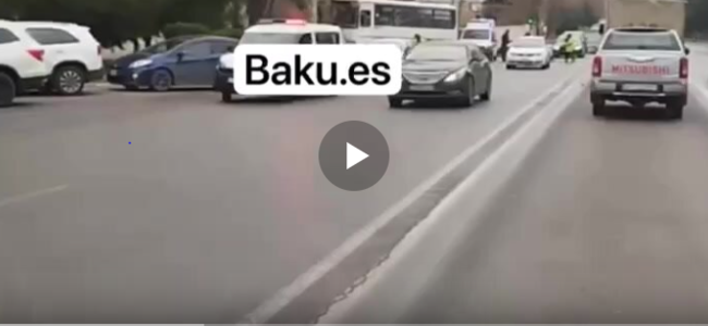 Bakıda sərnişin avtobusu ağaca çırpıldı - VİDEO