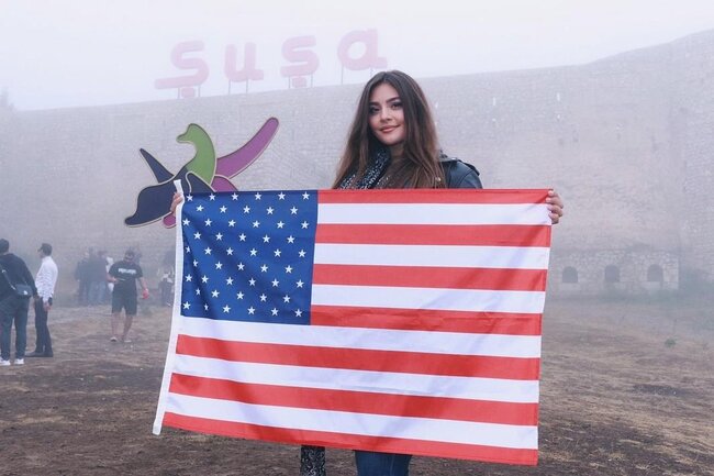 Van Dammın gəlini Amerika bayrağı ilə Şuşada