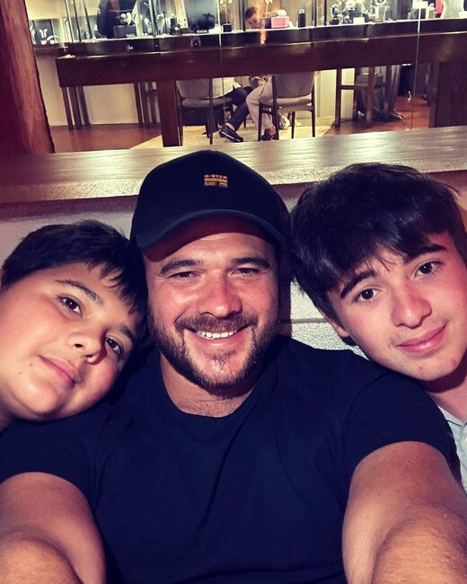 Emin əkizlərinin arxiv fotolarını paylaşdı