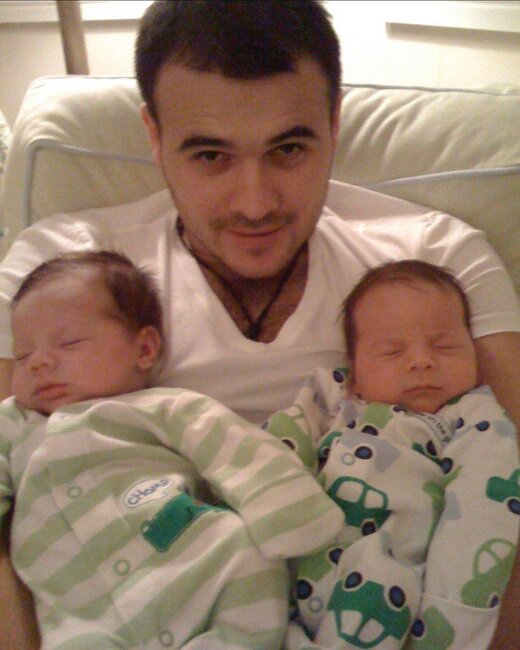 Emin əkizlərinin arxiv fotolarını paylaşdı