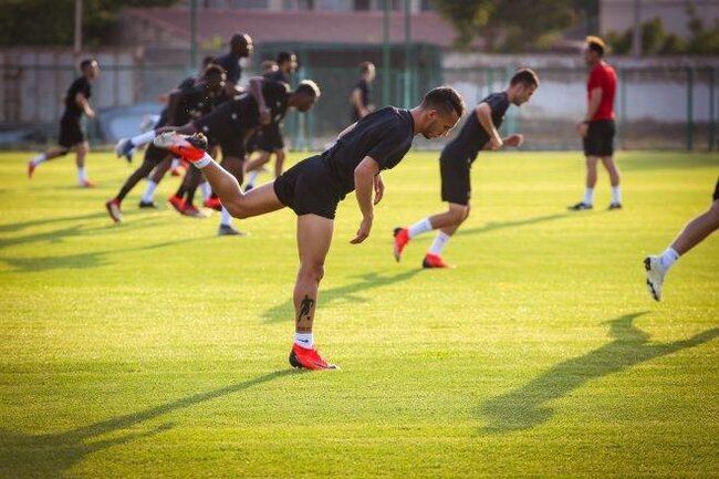 Futbolçumuz mərcdə uduzub, saçlarını boyadı - Fotolar