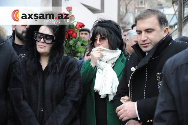 Elza yasa başında tacla gedib - Fotolar