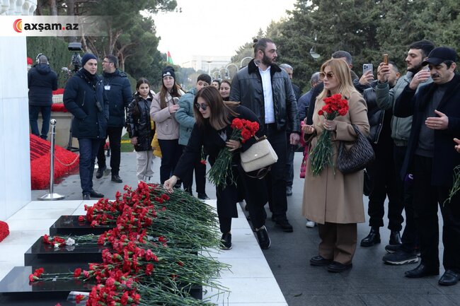 Sibel Can Ruhi Əliyeva ilə birlikdə Şəhidlər xiyabanında - Fotolar